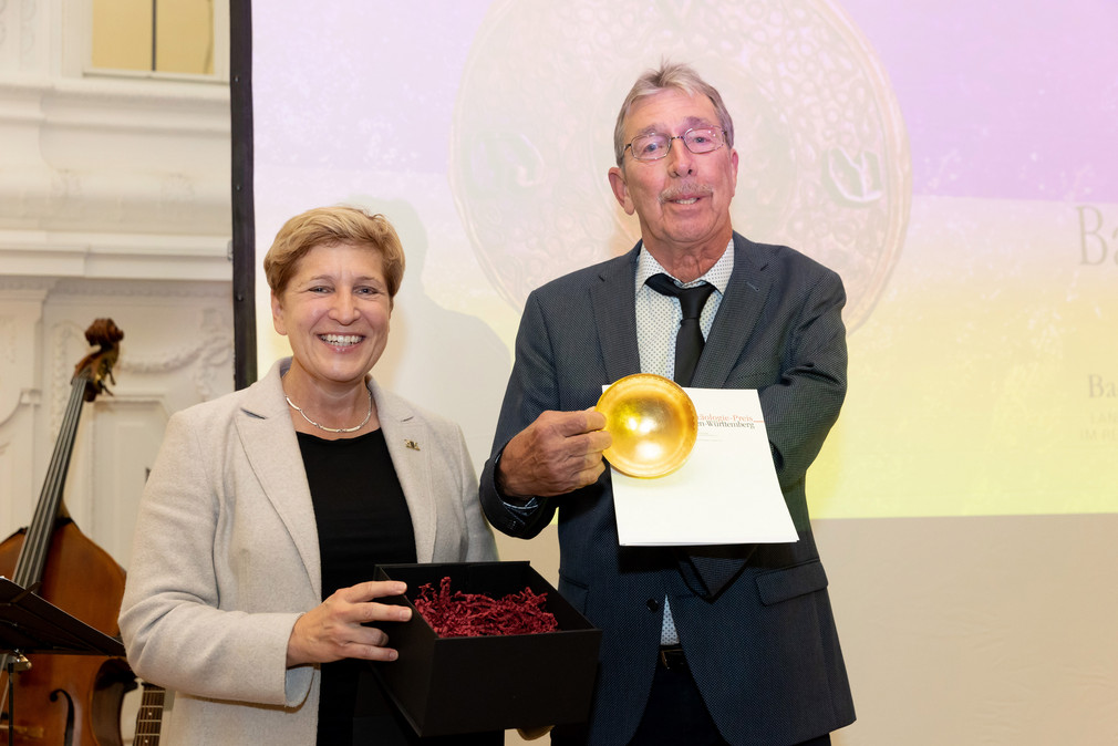 Ministerin Nicole Razavi MdL überreicht den Hauptpreis 2022 an Reinhold Feigel aus Backnang.