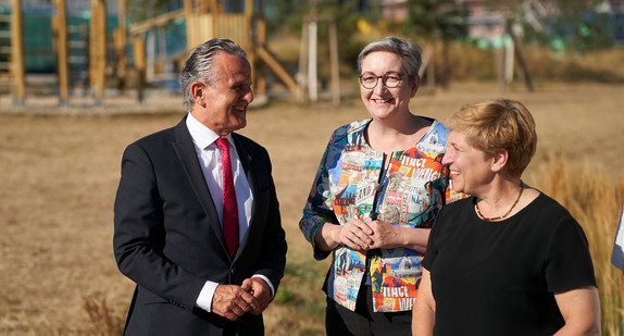 Stuttgarts Oberbürgermeister Dr. Frank Nopper (links), Bundesbauministerin Klara Geywitz (Mitte) und Landesbauministerin Nicole Razavi (rechts) besichtigen das Sanierungsgebiet Veielbrunnen im Stuttgarter Neckarpark.