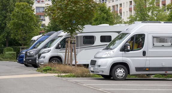 Wohnmobile auf einem Parkplatz