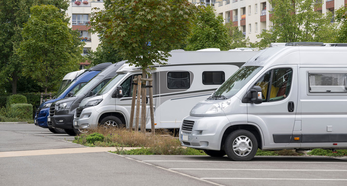 Wohnmobile auf einem Parkplatz