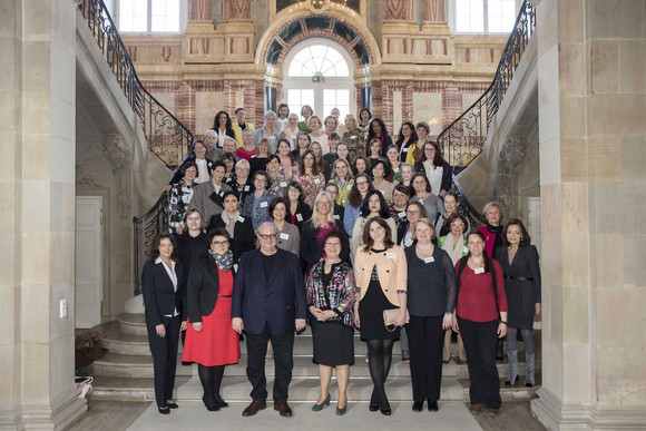 Gesellschaft Festlicher Frühjahrskaffee mit Gerlinde Kretschmann Gruppenbild mit Gerlinde Kretschmann (v.M.) und ihren Gästen