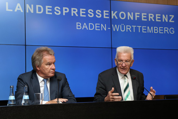 Pressekonferenz Energiepreisbericht 2017 vorgestellt Ministerpräsident Winfried Kretschmann (r.) und Umweltminister Franz Untersteller (l.)