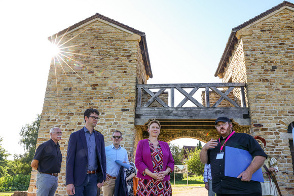 Staatssekretärin Andrea Lindlohr MdL besucht das römische Ostkastell in Welzheim.