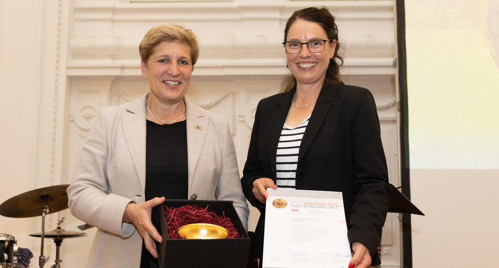 Ministerin Nicole Razavi MdL (links) überreicht den Sonderpreis an Katja Baumgärtner aus Mögglingen