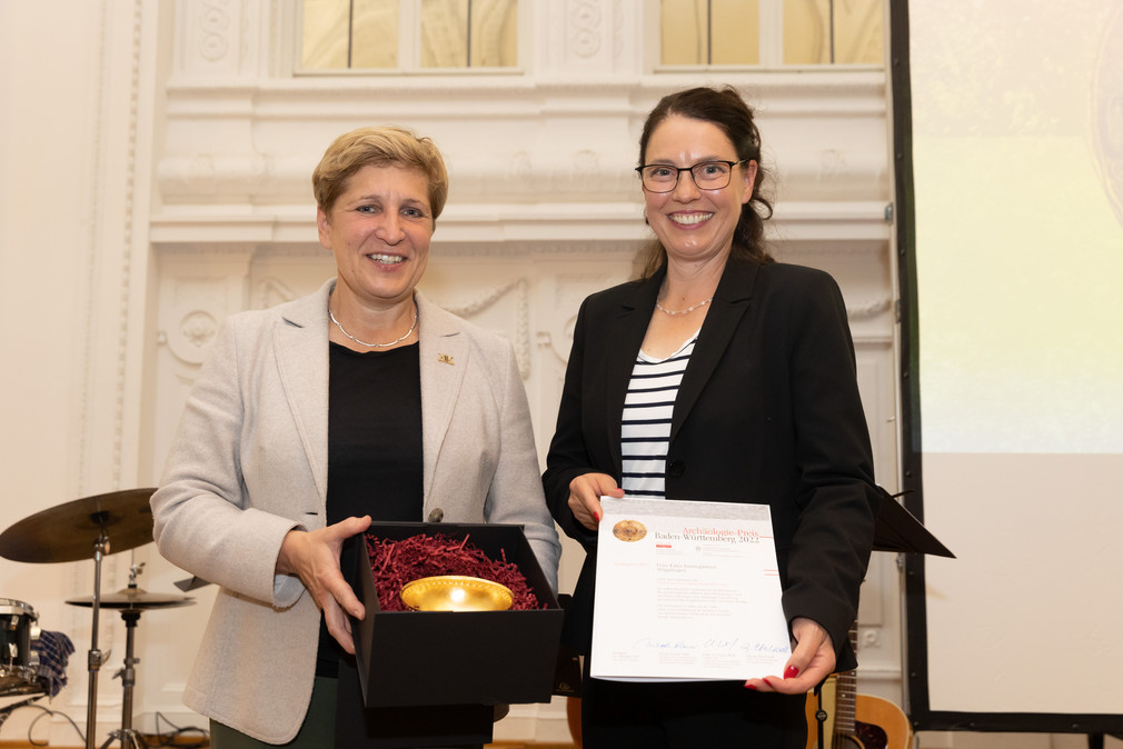 Ministerin Nicole Razavi MdL (links) überreicht den Sonderpreis an Katja Baumgärtner aus Mögglingen