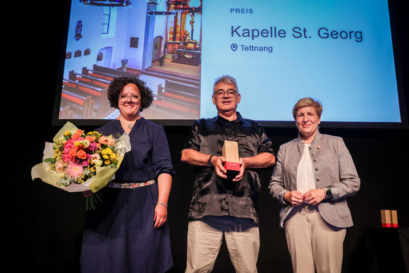Denkmalpflege Verleihung Innovationspreis „Denkmal – Energie – Zukunft“ Ministerin Nicole Razavi MdL (rechts) überreicht den Innovationspreis für die Sanierung der Kapelle St. Georg in Tettnang an die Gemeindereferentin Anna Ruess (links).