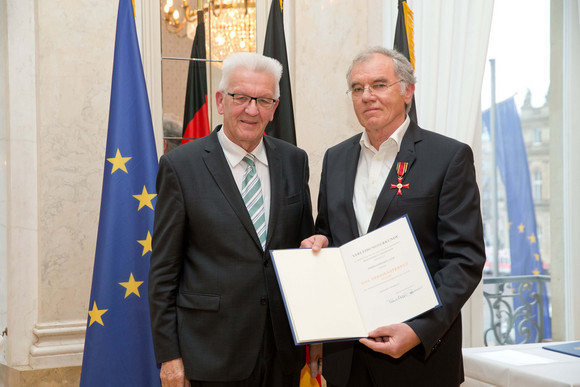 Tag des Ehrenamtes Kretschmann würdigt besonderes ehrenamtliches Engagement Ministerpräsident Winfried Kretschmann (l.) und Gerhard Layer (r.)