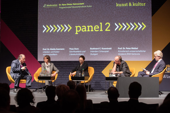 Kongress Source – Medienpolitischer Kongress der Landesregierung Panel 2 (Kunst & Kultur): Gesprächsrunde mit (v.l.n.r.) Prof. Dr. Peter Weibel, Prof. Dr. Aleida Assmann, Thea Dorn, Burkhard C. Kosminski und Moderator Dr. Hans Dieter Heimendahl (Bild: Staatsministerium Baden-Württemberg)