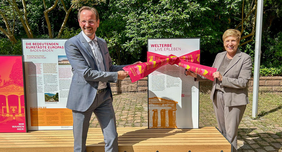 Ministerin Nicole Razavi MdL (rechts) und Baden-Badens Erster Bürgermeister Alexander Wieland weihen die WahreWunderBänke in Baden-Baden ein. 