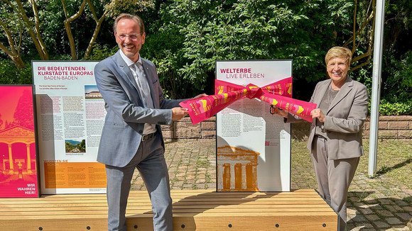 Welterbe WahreWunderBänke in Baden-Baden Ministerin Nicole Razavi MdL (rechts) und Baden-Badens Erster Bürgermeister Alexander Wieland weihen die WahreWunderBänke in Baden-Baden ein.