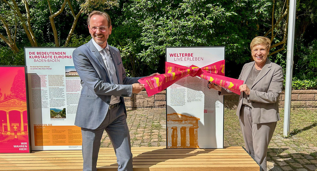 Ministerin Nicole Razavi MdL (rechts) und Baden-Badens Erster Bürgermeister Alexander Wieland weihen die WahreWunderBänke in Baden-Baden ein. 