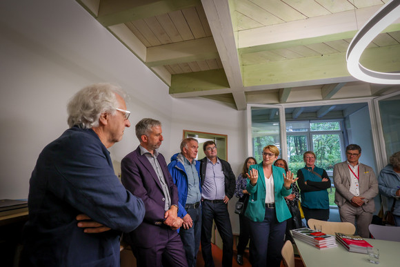 Denkmalreise Staatssekretärin Lindlohr besucht Siedlung Schafbrühl in Tübingen Staatssekretärin Andrea Lindlohr besucht die Siedlung Schafbrühl in Tübingen.