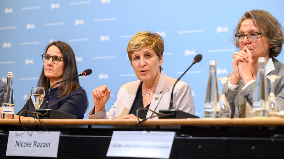 Pressekonferenz der 142. Bauministerkonferenz; v.l.: Karen Pein, Senatorin für Stadtentwicklung und Wohnen der Freien und Hansestadt Hamburg, Nicole Razavi MdL, Ministerin für Landesentwicklung und Wohnen des Landes Baden-Württemberg und Vorsitzende der Bauministerkonferenz, und Ina Scharrenbach MdL, Ministerin für Heimat, Kommunales, Bau und Digitalisierung des Landes Nordrhein-Westfalen