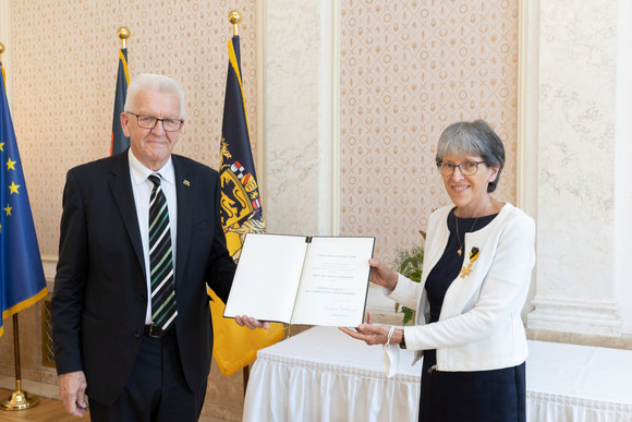 Auszeichnung Verdienstorden des Landes an 26 verdiente Persönlichkeiten Ministerpräsident Winfried Kretschmann (l.) und Dr. Gisela Schneider (r.)