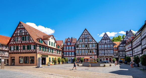 Marktplatz in der Altstadt mit Fachwerkhäusern