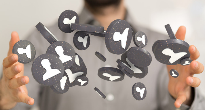 Symbolbild Personalmanagement, ein Mann wirft Icons mit Mensch-Symbol in die Luft