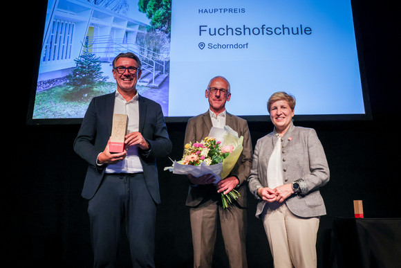 Denkmalpflege Verleihung Innovationspreis „Denkmal – Energie – Zukunft“ Ministerin Nicole Razavi MdL (rechts) überreicht den Innovationspreis für die Sanierung der Fuchshofschule in Schorndorf an Thorsten Englert (links), Erster Bürgermeister der Stadt Schorndorf und Klaus Konz, Fachbereichsleitung Gebäudemanagement der Stadt Schorndorf (mitte).