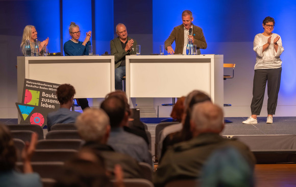 Panel auf der Netzwerkkonferenz Baukultur; v.l. Siw Foge, Leiterin Kleinstadt Akademie, Katja Fischer, tiftung Baukultur Thüringen, Gernot Pohl, Stadt Kirchheim unter Teck, und Ministerialdirektor Daniel Hager-Mann