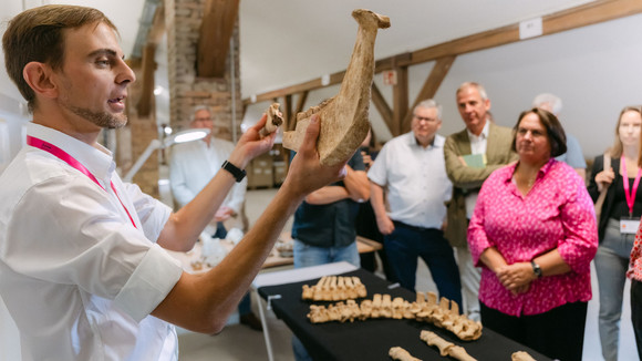 Ministerin Theresa Schopper besucht das Osteologische Archiv in Rastatt.