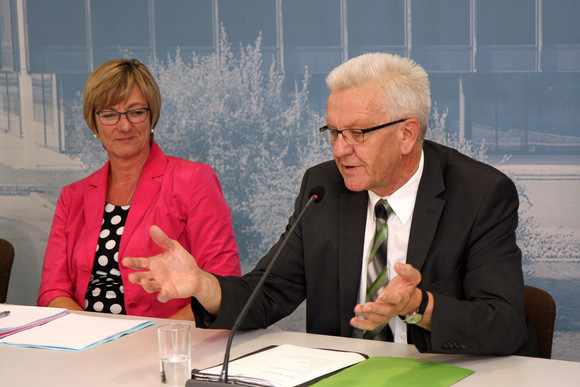 Pressekonferenz Dritter Nachtrag zum Haushalt 2016 Ministerpräsident Winfried Kretschmann (r.) und Finanzministerin Edith Sitzmann (l.)
