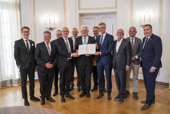 Bürokratieabbau Entlastungsallianz für Baden-Württemberg vereinbart Ministerpräsident Winfried Kretschmann (Mitte), Innenminister Thomas Strobl (zweiter von rechts) und Staatsminister Dr. Florian Stegmann (links) mit Vertretern der Kommunalen Landesverbände sowie von Wirtschafts- und Finanzverbänden nach der Unterzeichnung der gemeinsamen Entlastungsallianz für Baden-Württemberg im Runden Saal der Villa Reitzenstein in Stuttgart.