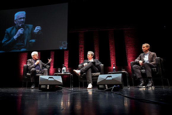 Podiumsgespräch Kehrwoche in Kalifornien – Kretschmann trifft Klinsmann v.l.n.r.: Ministerpräsident Winfried Kretschmann, Arnd Zeigler und Jürgen Klinsmann (Bild: Staatsministerium Baden-Württemberg)