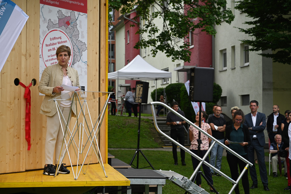 Ministerin Nicole Razavi eröffnet das Reallabor Wohnen in Stuttgart-Rot