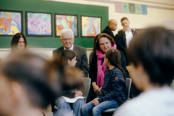 Schulbesuch Austausch zu Bildungsreformen Ministerpräsident Winfried Kretschmann und Kultusministerin Theresa Schopper beim Austausch zu Bildungsreformen an der Pragschule Stuttgart