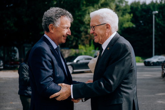 Franck Leroy (links), Präsident der Region Grand Est, und Ministerpräsident Winfried Kretschmann (rechts) treffen sich beim Centre Européen des Sciences Quantiques in Straßburg.