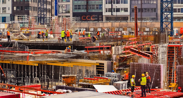 Betonarbeiten auf einer Großbaustelle in einer Stadt