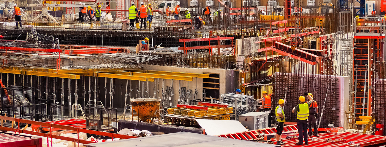 Betonarbeiten auf einer Großbaustelle in einer Stadt