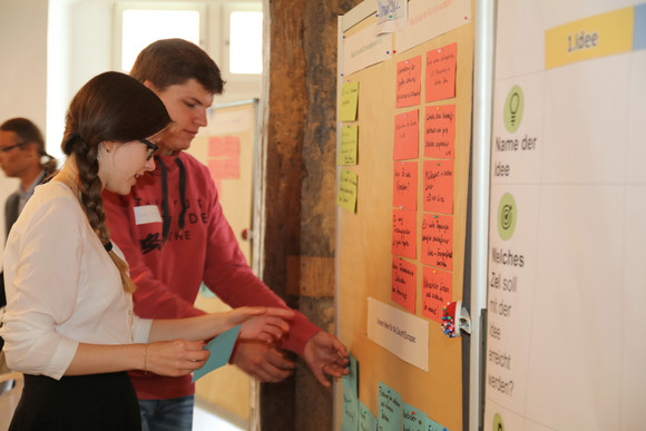 Europa Dritter Bürgerdialog im Rahmen des Europadialogs in Ravensburg Eine Frau und ein Mann heften Karten an eine Pinnwand (Foto: Kim Enderle)