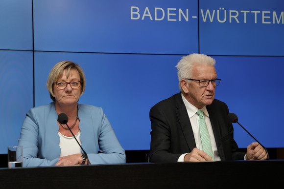 Pressekonferenz Entwurf des Doppelhaushaltes für 2020 und 2021 beschlossen Ministerpräsident Winfried Kretschmann (r.) und Finanzministerin Edith Sitzmann (l.) bei der Regierungspressekonferenz (Bild: Staatsministerium Baden-Württemberg)