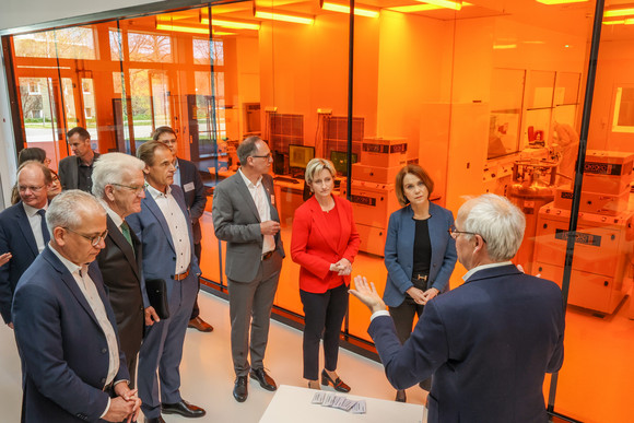 Forschung Land startet Offensive in der Quantentechnologie Auftaktveranstaltung zur Dachmarke „QuantumBW“ am Zentrum für Angewandte Quantentechnologie der Universität Stuttgart