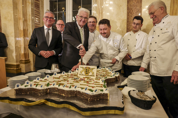 Empfang Neujahrsempfang der Landesregierung Ministerpräsident Winfried Kretschmann (Mitte) und Innenminister Thomas Strobl (links) beim Anschnitt einer großen Baden-Württemberg-Torte