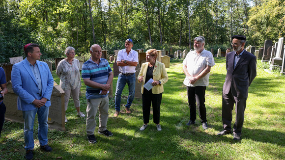 Ministerin Nicole Razavi (Mitte) besichtigt den Jüdischen Friedhof in Kusterdingen-Wankheim. 