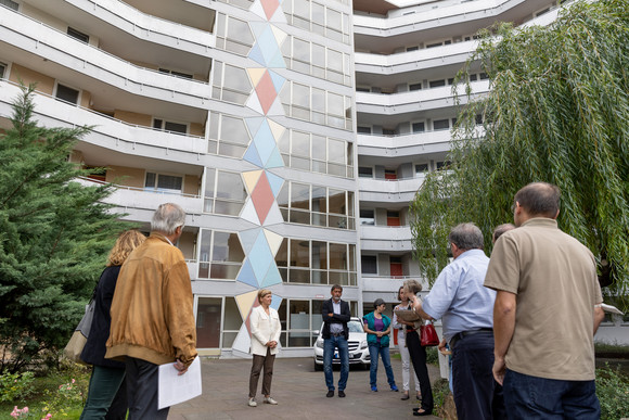 Die Wohnhochhausgruppe „Romeo und Julia“ in Stuttgart-Zuffenhausen war die vorletzte Station auf der Denkmalreise von Ministerin Nicole Razavi MdL