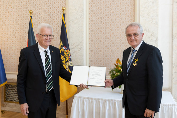 Auszeichnung Verdienstorden des Landes an 26 verdiente Persönlichkeiten Ministerpräsident Winfried Kretschmann (l.) und Rainer Wieland (r.)