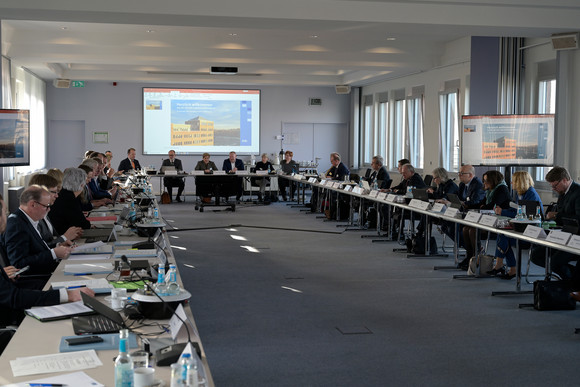 Bauministerkonferenz Fotos der 141. Bauministerkonferenz Am 25. November 2022 hat die Konferenz der für Städtebau-, Bau- und Wohnungswesen zuständigen Ministerinnen und Minister und Senatorinnen und Senatoren der Länder im Deutschen Institut für Bautechnik in Berlin stattgefunden.