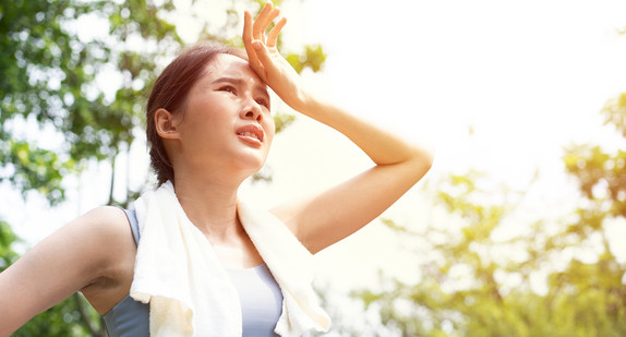 Athletin schwitzt in der Sonne