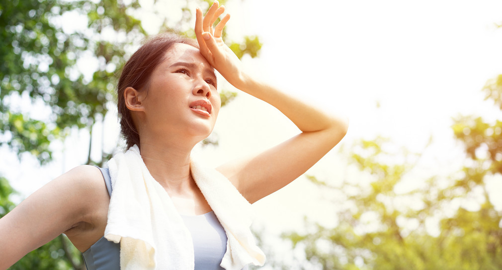 Athletin schwitzt in der Sonne