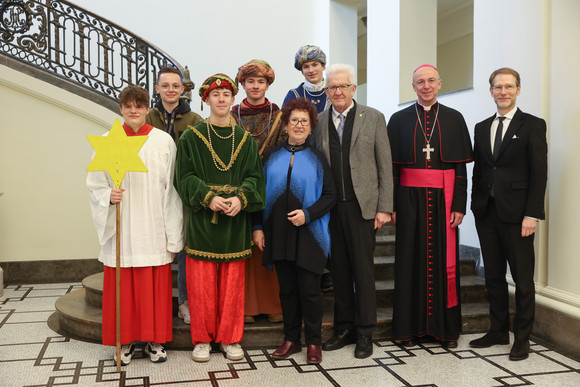Aktion Dreikönigssingen Kretschmann empfängt Sternsingergruppen Ministerpräsident Winfried Kretschmann und seine Ehefrau Gerlinde, Staatsminister Dr. Florian Stegmann und Weihbischof Dr. Peter Birkhofer mit der Sternsingergruppe der Seelsorgeeinheit Sigmaringen, St. Johann