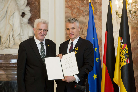 Auszeichnung Verdienstorden des Landes an 22 verdiente Persönlichkeiten Ministerpräsident Winfried Kretschmann (l.) und Christian Stürmer (r.)