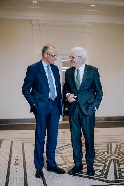 Bundeskanzler Friedrich Merz (links) im Gespräch mit Ministerpräsident Winfried Kretschmann (rechts)