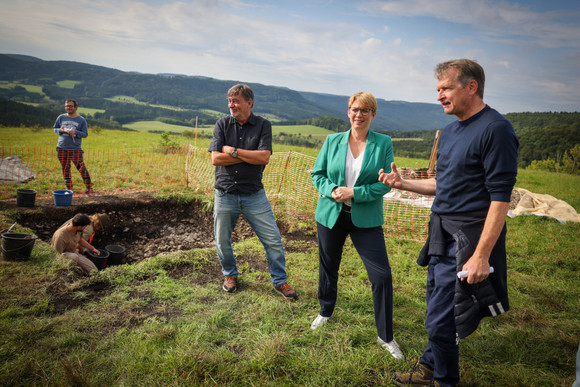 Denkmalreise Staatssekretärin Lindlohr besucht den Lochenstein Zum Auftakt der Denkmalreise besuchte Staatssekretärin Lindlohr den Lochenstein bei Hausen am Tann.
