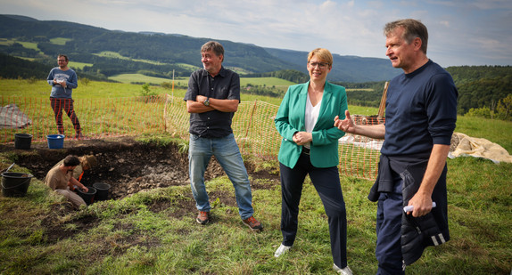 Zum Auftakt der Denkmalreise besuchte Staatssekretärin Lindlohr den Lochenstein bei Hausen am Tann.