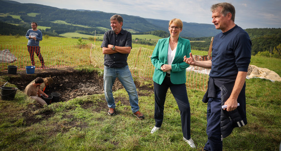 Zum Auftakt der Denkmalreise besuchte Staatssekretärin Lindlohr den Lochenstein bei Hausen am Tann.