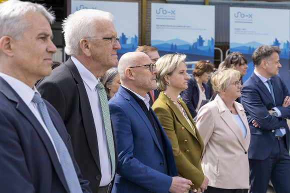 Europa Kretschmann auf Delegationsreise in der Schweiz Ministerpräsident Winfried Kretschmann besucht mit seiner Delegation das Smart City Lab Basel.