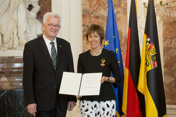 Auszeichnung Verdienstorden des Landes an 22 verdiente Persönlichkeiten Ministerpräsident Winfried Kretschmann (l.) und Ministerin a. D. Dr. Monika Stolz (r.)
