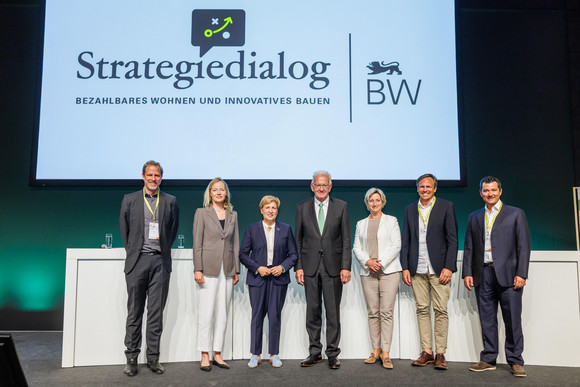 Wohnen und Bauen Zweite Jahresveranstaltung des Strategiedialogs Wohnen und Bauen Ministerpräsident Winfried Kretschmann (Mitte) mit den Ministerinnen Nicole Razavi, Dr. Nicole Hoffmeister Kraut und Thekla Walker sowie den Co-Vorsitzenden der Themensäulen, Tim von Winning, Prof. Dirk Hebel und Dr. Albert Dürr